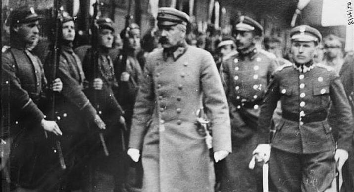 Piłsudski&#x20;przed&#x20;frontem&#x20;oddziału&#x20;Wojska&#x20;Polskiego&#x2c;&#x20;Mińsk&#x20;1919&#x20;r&#x2e;&#x2f;&#x20;Wikimedia&#x20;Commons